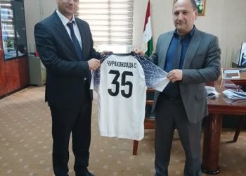 ТАҚДИМИ ЛИБОСИ ВАРЗИШӢ БА РЕКТОРИ ДОНИШКАДА