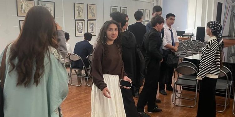 ТАШРИФИ ДОНИШҶӮЁНИ КАФЕДРАИ МЕЪМОРИИ ДТТ БА НОМИ АКАДЕМИК М. ОСИМӢ БА ТАМОШОИ НАМОИШИ “ТАҶАССУМИ ДӮСТӢ ДАР МУСАВВАРАҲО”