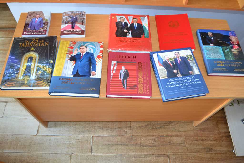 Тӯҳфаи китобҳо бо дастури Пешвои миллат ба ДДСТДТ