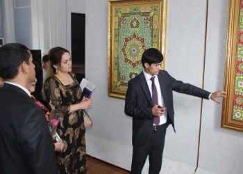 НАМОИШИ АСАРҲОИ ЭҶОДИИ МУҲАММАД ҲИКМАТЗОДА ТАҲТИ УНВОНИ «НАКҲАТИ БАҲОР» ИФТИТОҲ ГАРДИД