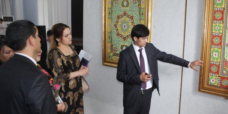 НАМОИШИ АСАРҲОИ ЭҶОДИИ МУҲАММАД ҲИКМАТЗОДА ТАҲТИ УНВОНИ «НАКҲАТИ БАҲОР» ИФТИТОҲ ГАРДИД